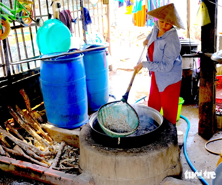 Đãi hến cũng cần có bí quyết để thu được ruột hến nhanh chóng - Ảnh: ĐẶNG TUYẾT