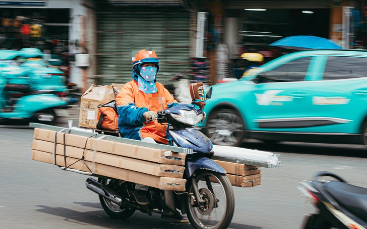 Cần trừ điểm bằng lái nhiều hơn với người vừa lái xe vừa nghe điện thoại- Ảnh 2.