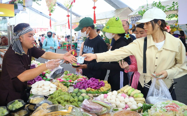 Hàng ngàn người đến thưởng thức bánh dân gian Nam Bộ trong đêm khai mạc