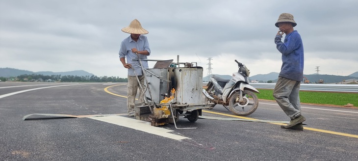 Nhà thầu đang sơn vạch kẻ đường tại nút giao Thiệu Giang, huyện Thiệu Hóa - Ảnh: HÀ ĐỒNG