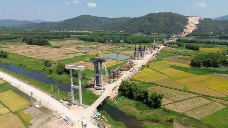 Công trường xây dựng cầu Kỳ Lộ trên tuyến cao tốc Bắc - Nam phía đông, đoạn Quy Nhơn - Chí Thạnh, do Công ty cổ phần Tập đoàn Thuận An thi công - Ảnh: NGUYỄN HOÀNG