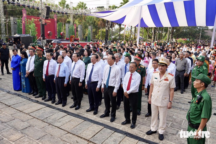 Lãnh đạo, nguyên lãnh đạo trung ương, TP.HCM tham dự lễ giỗ Tổ Hùng Vương - Ảnh: HỮU HẠNH