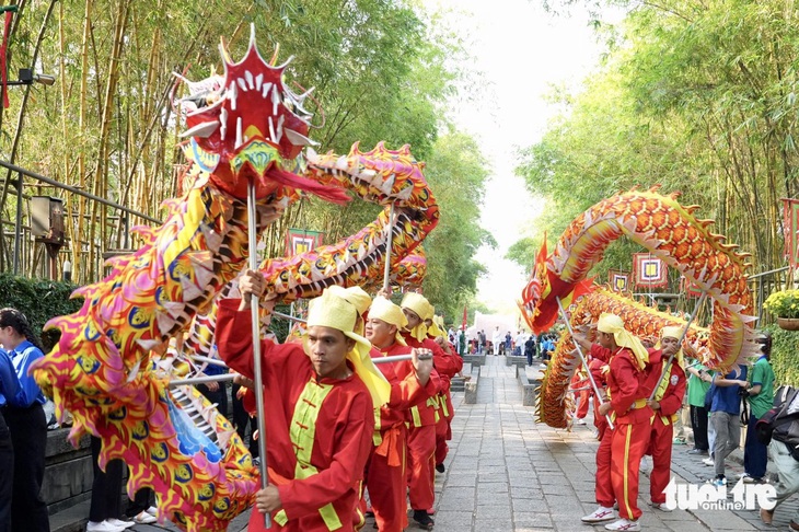 Diễu hành đón rước lễ giỗ Tổ Hùng Vương - Ảnh: HỮU HẠNH