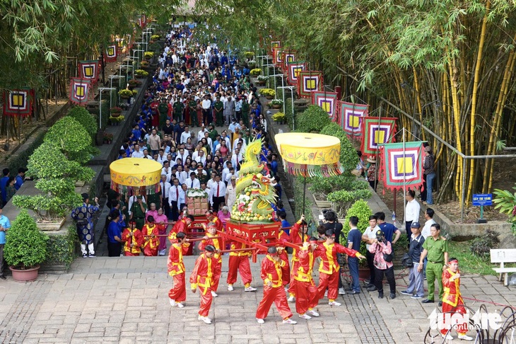 Hàng ngàn người dân tham gia diễu hành - Ảnh: HỮU HẠNH