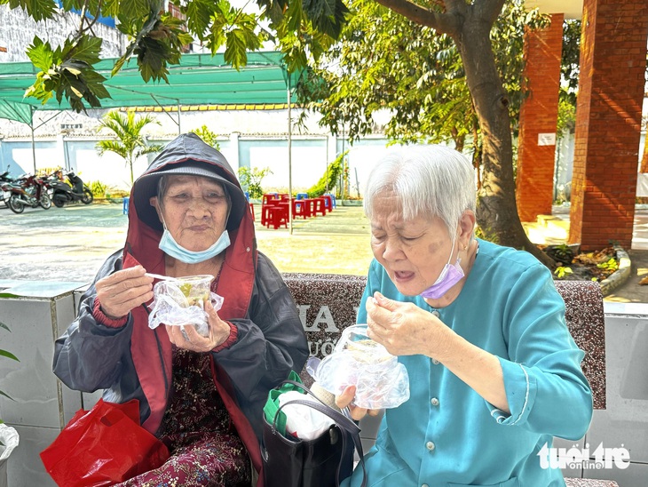 Sau khi thăm khám, các cụ sẽ được hỗ trợ một phần ăn sáng miễn phí, sữa mang về - Ảnh: THU HIẾN