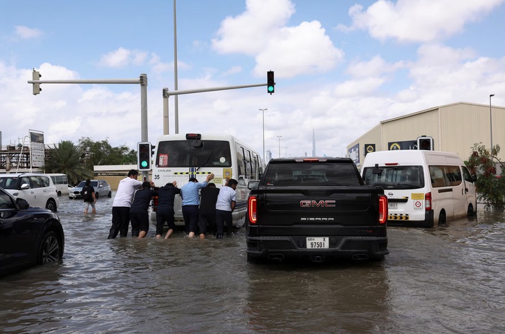 Phương tiện giao thông bị chết máy giữa đường tại Dubai ngày 17-4 - Ảnh: REUTERS