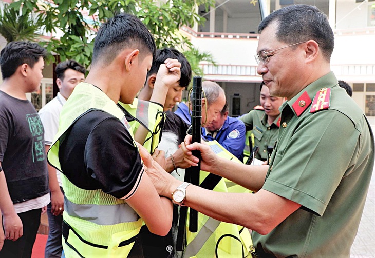 Ra mắt các tổ tuần tra nhân dân với sự phối hợp của thanh niên cùng các lực lượng giữ gìn an ninh trật tự tại địa bàn - Ảnh: K.ANH