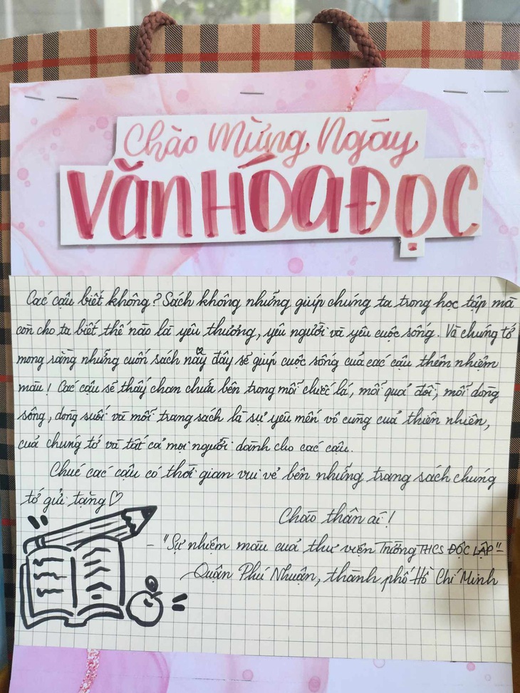 Nhóm thí sinh ở quận Phú Nhuận gởi thông điệp của mình cùng với những cuốn sách cho học sinh ở huyện Cần Giờ - Ảnh: H.HG.