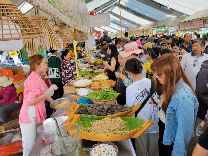 Theo lãnh đạo Sở Văn hóa, Thể thao và Du lịch TP Cần Thơ, trong hai ngày diễn ra, Lễ hội bánh dân gian Nam Bộ đã thu hút 3.000 du khách từ khắp nơi - Ảnh: CHÍ QUỐC