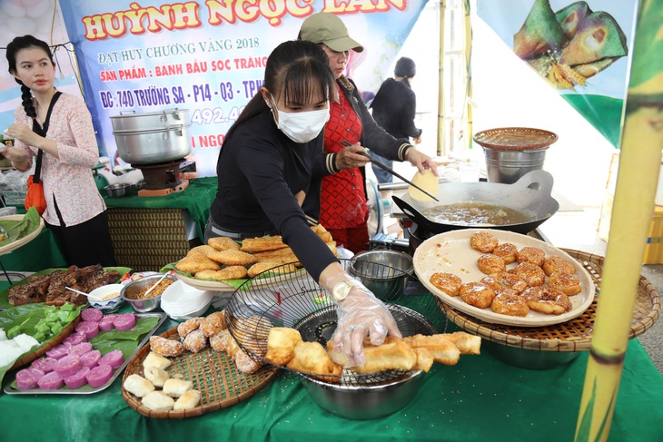 Theo ghi nhận, năm nay số lượng gian hàng làm bánh dân gian tại chỗ cho du khách trải nghiệm và mua ăn nhiều hơn lễ hội những năm trước - Ảnh: CHÍ QUỐC