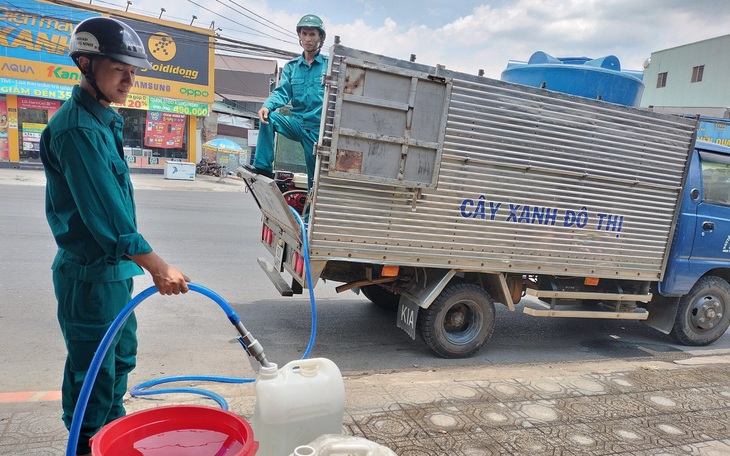 Có 'mưa vàng', người dân Nam Lâm Đồng vẫn phải vào rừng dẫn nước về trạm lọc