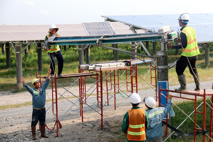 Các doanh nghiệp lo ngại sẽ khó khăn khi tự đầu tư đường dây truyền tải bởi chi phí cao, không tận dụng hết công suất truyền tải - Ảnh: N.HIỂN