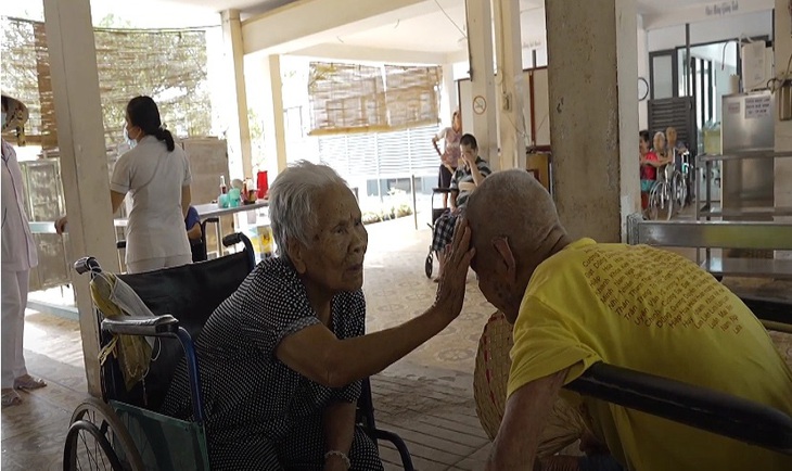 Ông Bích ,bà Khánh trong phim tài liệu Người ơi, đừng khóc cuối đường - Ảnh: VTV Ông Bích, bà Khánh trong phim tài liệu Người ơi, đừng khóc cuối đường - Ảnh: VTV