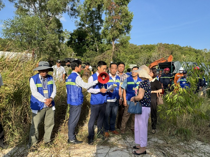 Đại diện UBND TP Phú Quốc đọc quyết định cưỡng chế trước khi cưỡng chế đất của bà L. và bà H. ở khu phố 7, phường An Thới - Ảnh: TIẾN MINH