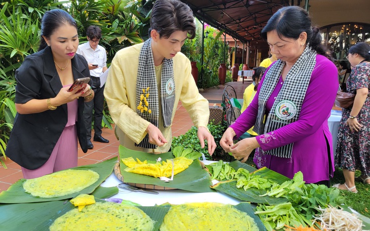 Cần Thơ làm bánh xèo 3 mét đãi khách miễn phí tại Lễ hội bánh dân gian Nam Bộ