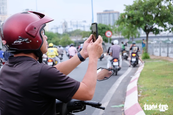 Sau một đêm cháy nhà ven kênh quận 8, khói vẫn nghi ngút- Ảnh 8.