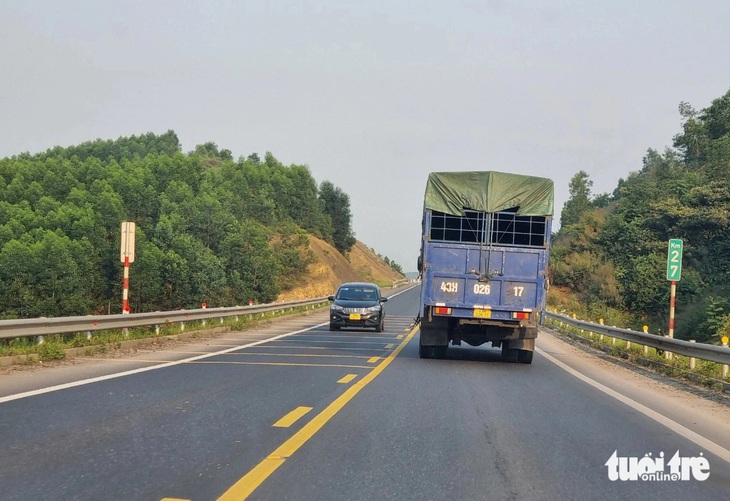 Tuyến cao tốc Cam Lộ - La Sơn đã kẻ vạch tăng thêm các điểm vượt xe trên đường  - Ảnh: TRƯỜNG TRUNG