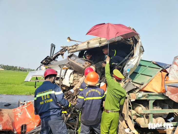 Lực lượng cảnh sát phá nóc cabin cứu tài xế ra ngoài - Ảnh: LÊ MINH