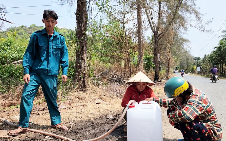 Người dân đến lấy nước ngọt về sử dụng trên đường Sa Kỳ, phường  Mỹ Đức, TP Hà Tiên, tỉnh Kiên Giang - Ảnh: BỬU ĐẤU