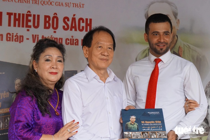 Dịch giả Saleem Hammad (phải) cùng vợ chồng ông Võ Hồng Nam - con trai Đại tướng Võ Nguyên Giáp - và cuốn sách về Đại tướng do anh Saleem dịch ra tiếng Ả Rập - Ảnh: T.ĐIỂU