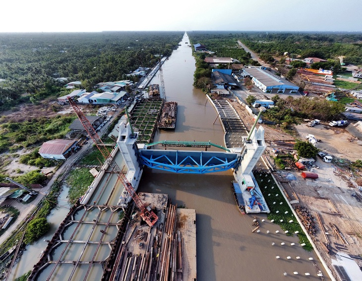 Cống ngăn mặn Nguyễn Tấn Thành (tỉnh Tiền Giang) được vận hành tạm trong mùa khô 2024 và tiết kiệm được 10 tỉ đồng cho địa phương (vì không cần đắp đập tạm) và đã phát huy hiệu quả - Ảnh: M.TRƯỜNG