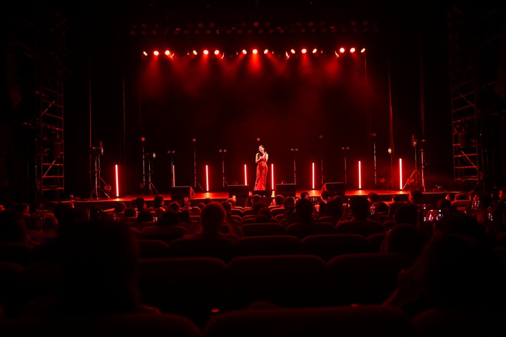 Văn Mai Hương trên sân khấu ấm cúng của nhà hát Hulic Hall, Ginza, Tokyo