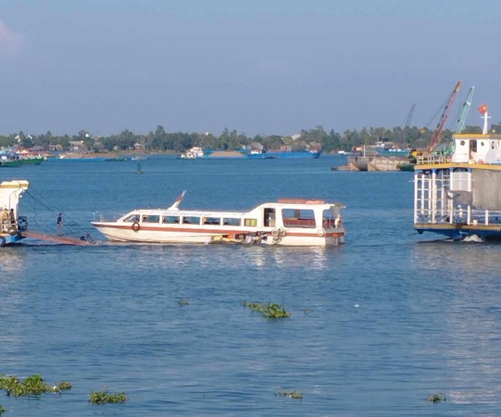 Hiện trường vụ tai nạn giao thông thủy trên sông Tiền vào chiều 19-4 giữa tàu Hàng Châu và phà chở khách sang sông Tiền - Ảnh: Bạn đọc cung cấp