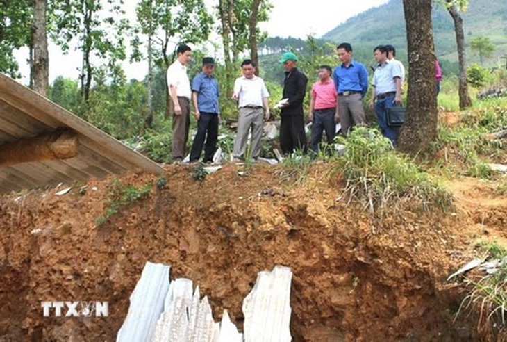 Phó chủ tịch UBND tỉnh Hà Giang Nguyễn Minh Tiến kiểm tra công tác khắc phục hậu quả do mưa đá, gió lốc ở thôn Mèo Vống, xã Lũng Chinh thuộc huyện Mèo Vạc, tỉnh Hà Giang - Ảnh: TTXVN