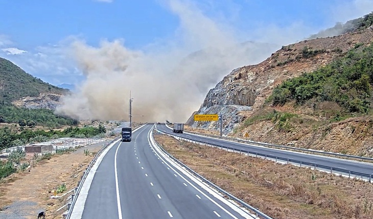 Mỏ đá nổ mìn vào trưa 9-4 làm bụi bay mù mịt vào cao tốc Nha Trang - Cam Lâm - Ảnh: TRẦN HƯỚNG