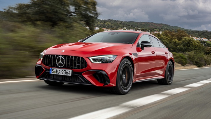 Mercedes-AMG GT 63 S E Performance được trang bị sức mạnh khủng với động cơ V8 4.0L tăng áp kép cùng một động cơ điện gắn phía sau. Khối động cơ plug-in hybrid này mang lại công suất tổng hợp 804 mã lực và 1.420 Nm mô men xoắn, đẩy xe lên tốc độ 100km/h trong 2,9 giây. Giá dự kiến sẽ trên 200.000 bảng Anh (6,4 tỉ đồng) - Ảnh: Mercedes-Benz