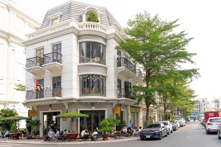 Khu shophouse với nhiều quán cafe, nhà trẻ, cửa hàng thời trang…