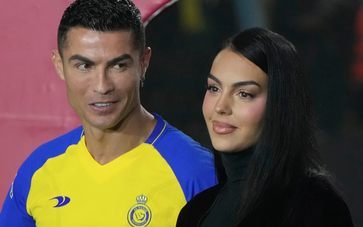 Cristiano Ronaldo và bạn gái 'đưa nhau đi trốn'