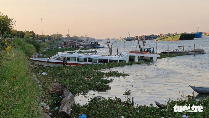 Lãnh đạo Công an thị xã Tân Châu cho biết đã khám nghiệm hiện trường để tiếp tục điều tra vụ tai nạn hy hữu trên sông Tiền - Ảnh: MINH KHANG