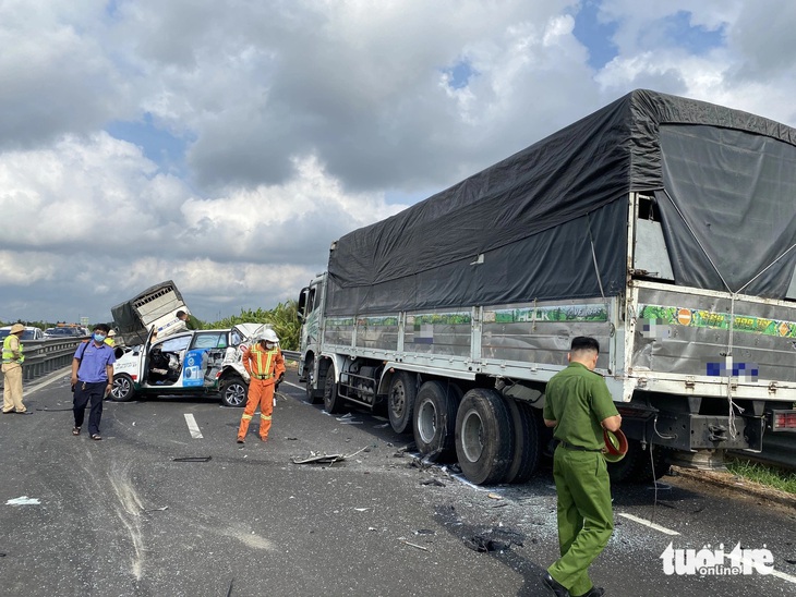 Cảnh sát khám nghiệm hiện trường và điều tra nguyên nhân vụ tai nạn - Ảnh: H.T.