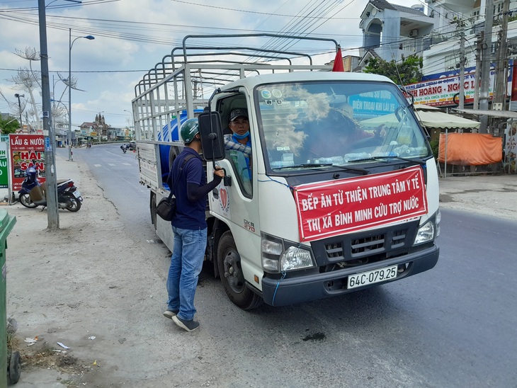 Xe cấp nước miễn phí cho các hộ dân phường Đông Thuận bị cúp nước vào ngày 22-4 - Ảnh: CHÍ HẠNH