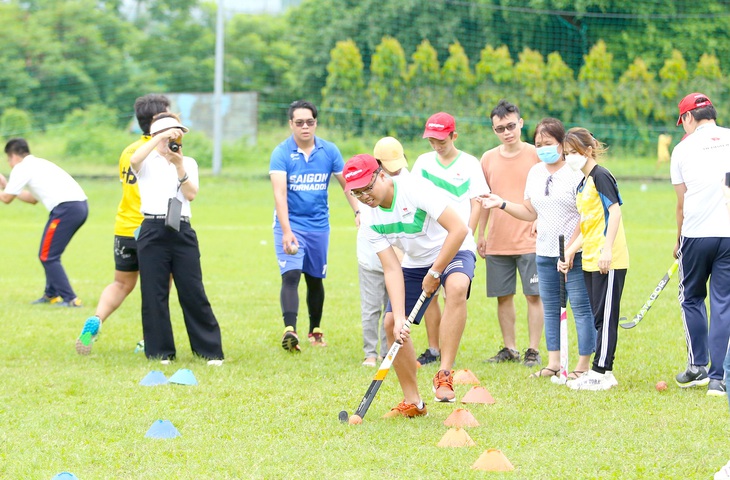 Trẻ em bị bệnh tự kỷ, Down và thần kinh tham gia ngày hội môn hockey - Ảnh: HUY ĐĂNG