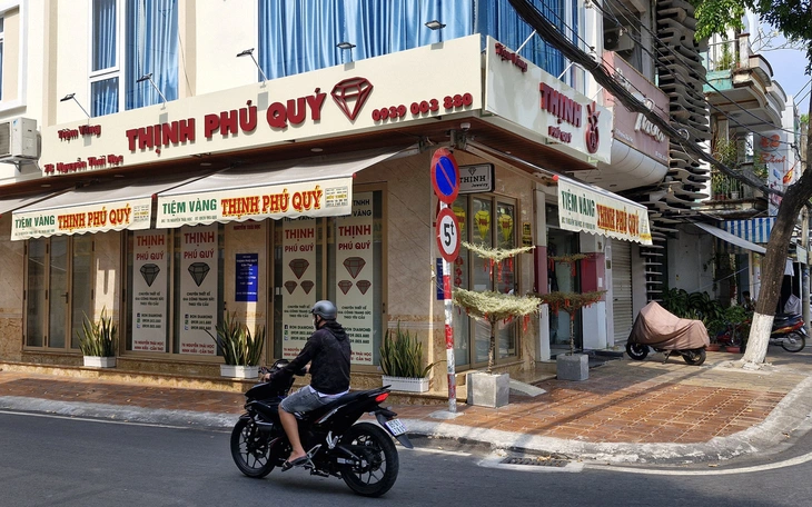 Tiệm vàng Hồng Phúc ở Mỹ Tho tạm ngưng hoạt động, nhiều khách hàng lo lắng - Ảnh 4.