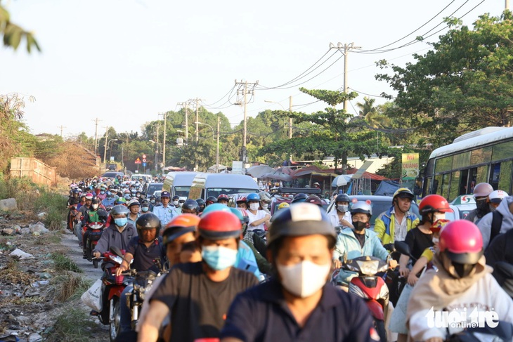 Đường Lã Xuân Oai thường xuyên ùn ứ, mật độ xe đặc ken các giờ cao điểm trong ngày - Ảnh: NGỌC QUÝ