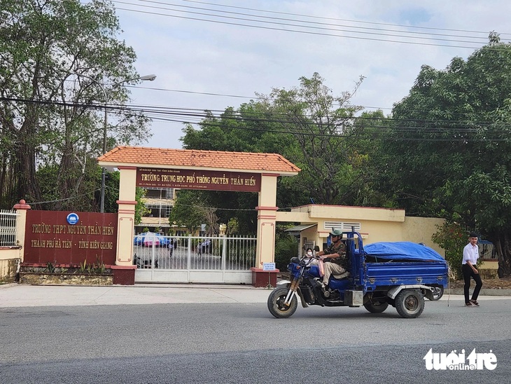 Thành ủy Hà Tiên đã ký quyết định khai trừ đảng đối với ông C., sau khi ông này bị phụ huynh tố cáo quan hệ tình dục với học sinh dẫn đến có thai - Ảnh: BỬU ĐẤU