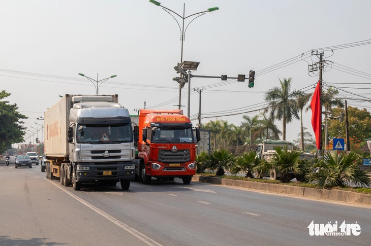 5 cụm đèn tín hiệu giao thông sử dụng năng lượng mặt trời hoạt động không ổn định từ khi đưa vào khai thác đến nay - Ảnh: HOÀNG TÁO