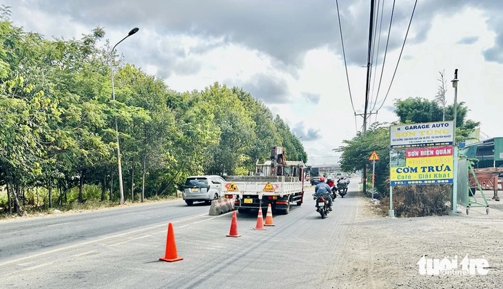 Một đoạn dải phân cách bị mất trước bãi xe Sơn Tùng (đường Võ Chí Công, TP Thủ Đức) sẽ được lắp lại để đảm bảo an toàn cho người dân đi lại - Ảnh: THU DUNG