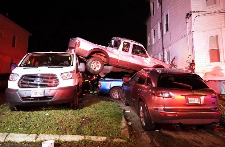 Một cách đậu xe hiếm gặp - Ảnh: Brockton Fire