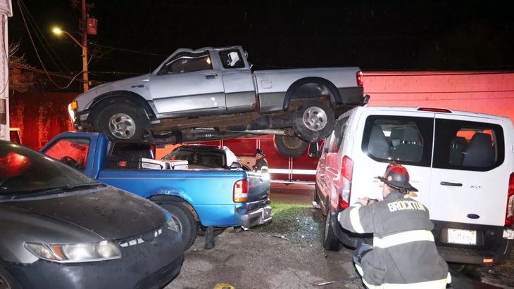 Ford Ranger đáp gọn trên nóc 3 xe khác, chưa ai hiểu vì sao- Ảnh 2.