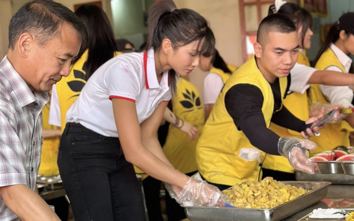 Hoa hậu H’Hen Niê và 100 bé gái khó khăn hóa thân thành nàng Lọ Lem - Ảnh 2.