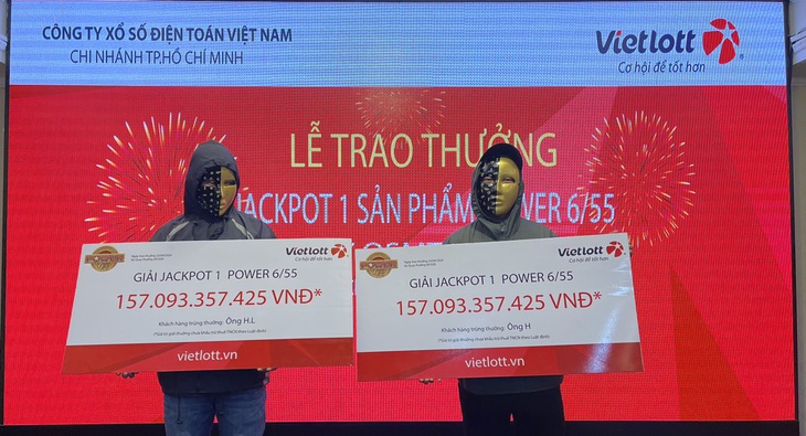 Ông H. và ông H.L. cùng nhận giải Jackpot 1 với tổng giá trị giải thưởng hơn 314 tỉ đồng - Ảnh: VIETLOTT