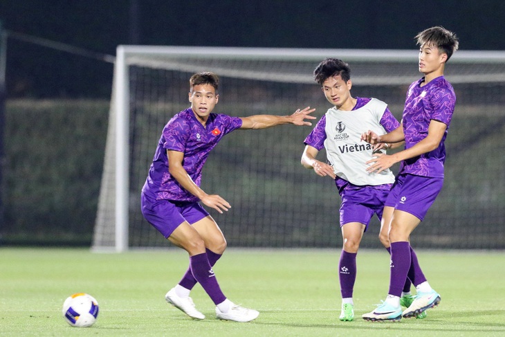 Các cầu thủ U23 Việt Nam ra sân tập vào tối 22-4 theo giờ Qatar - Ảnh: VFF