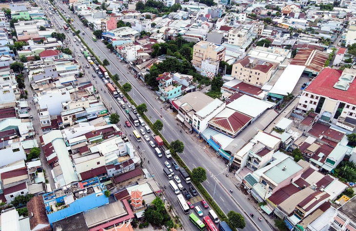 Vành đai 4 TP.HCM là dự án trọng điểm quốc gia đóng vai trò quan trọng trong việc phát triển cả Vùng kinh tế trọng điểm phía Nam. Tuyến vành đai 4 giao cắt với nhiều tuyến cao tốc, quốc lộ hướng tâm tạo sự liên kết, hình thành bức tranh hạ tầng giao thông hoàn chỉnh. Trong ảnh là quốc lộ 22 - Ảnh: CHÂU TUẤN