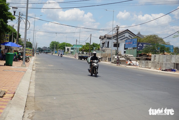 Trong khi phần việc của nhà thầu Anh Vinh đang ngổn ngang thì phần việc của nhà thầu Nghĩa Phước (cùng liên danh với nhà thầu Anh Vinh) đã cơ bản hoàn thành, đường rộng thênh thang - Ảnh: ĐỨC PHÚ