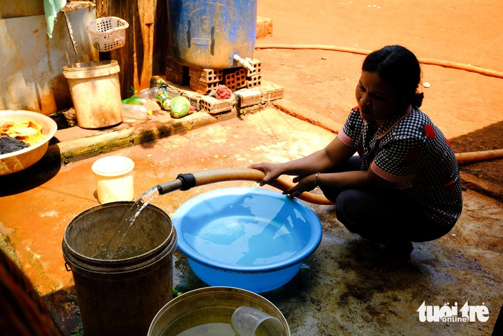 Khô hạn kéo dài, nguồn nước ngầm sinh hoạt của người dân huyện Đức Cơ (Gia Lai) cũng gặp khó khăn - Ảnh: TẤN LỰC 