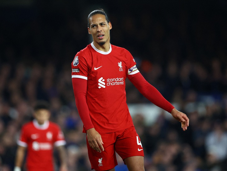 Van Dijk thể hiện sự thất vọng - Ảnh: REUTERS